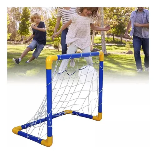 Arco de futbol con pelota